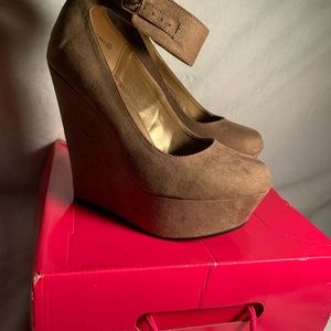 Dream Paris Suede Heels.!